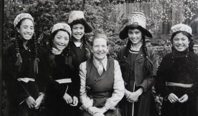  Gertrude with the Girls grom Ladakh 