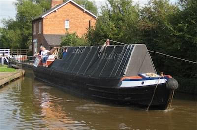  Saturn coming through lock on Shropshire Union Canal 